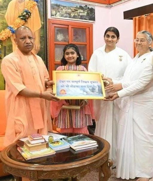 माननीय मुख्यमंत्री  श्री योगी आदित्यनाथ जी से गोरखपुर शाहपुर सेवाकेंद्र संचालिका बी के पारुल दीदी जी ने मुलाकात की